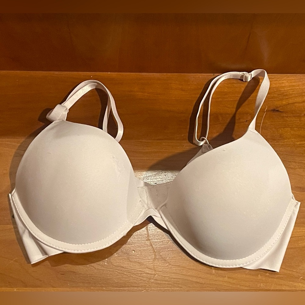 NWOT Adrienne Vittadini bra 34B. NEVER WORN. White. Underwire.